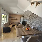 Welcoming And Modern With Access To Swimming Pool *