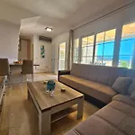 Апартаменты Welcoming And Modern With Access To Swimming Pool