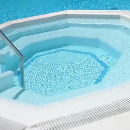 Welcoming And Modern With Access To Swimming Pool *