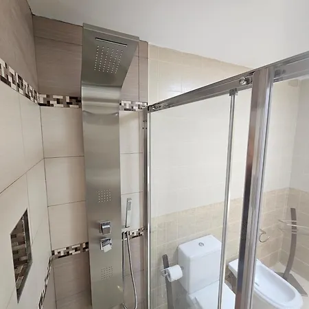 Welcoming And Modern With Access To Swimming Pool