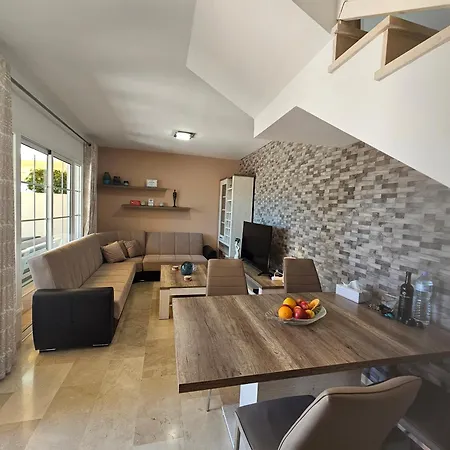 Welcoming And Modern With Access To Swimming Pool *