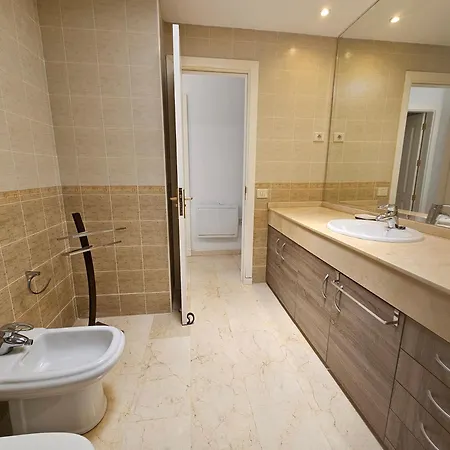 Welcoming And Modern With Access To Swimming Pool