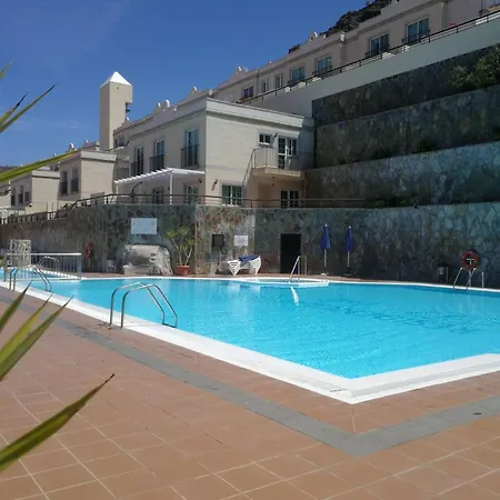 Comfortable Modern House , And Access To Swimming Pool *