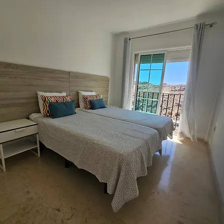 Welcoming And Modern With Access To Swimming Pool Апартаменты *