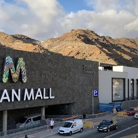 Welcoming And Modern With Access To Swimming Pool